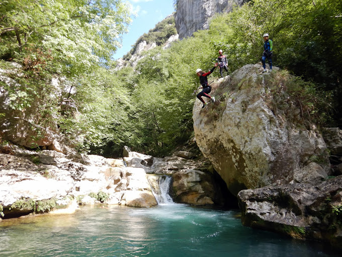 Saut depuis un rocher dans le canyon des Gorges du Loup