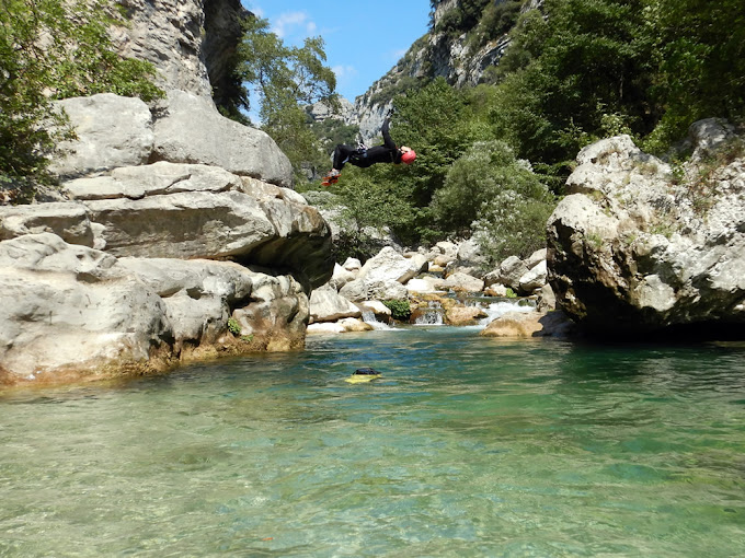 Saut dans une vasque pendant le canyoning aux Gorges du Loup