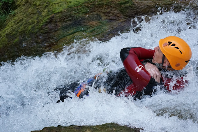 Descente d’un toboggan naturel aux Gorges du Loup