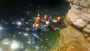 Groupe en sortie canyoning près de Nice