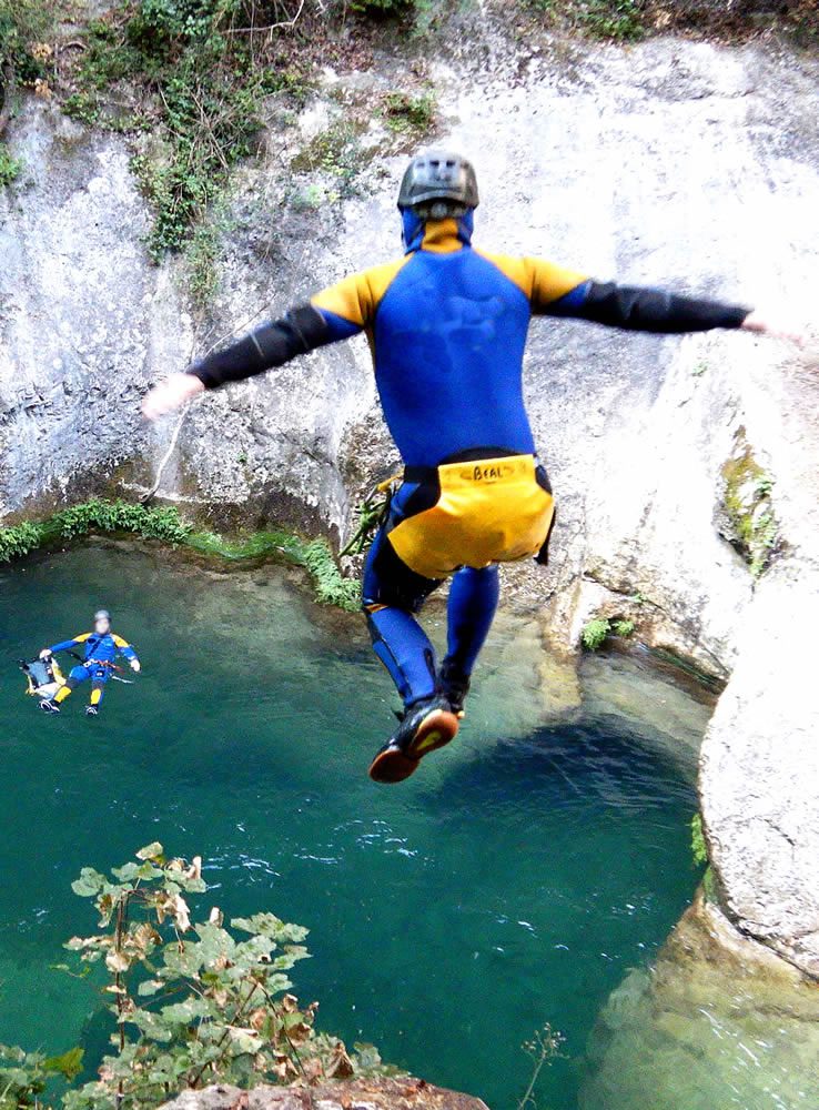 Saut dans un canyon