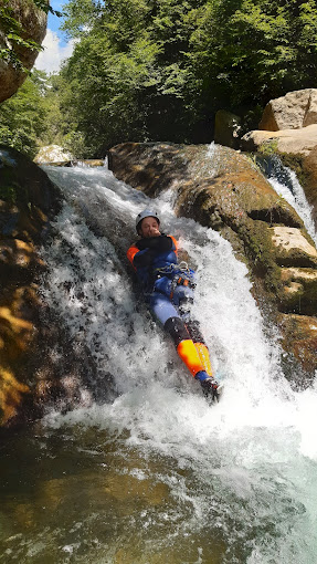 Glissade sur un toboggan naturel